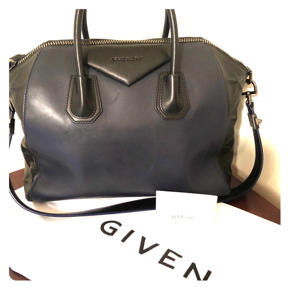 Givenchy medium Antigona in navy with star detail